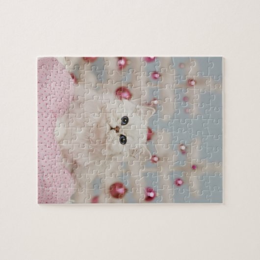 Persische Katze, die auf rosa Kissen sitzt Puzzle (Horizontal)