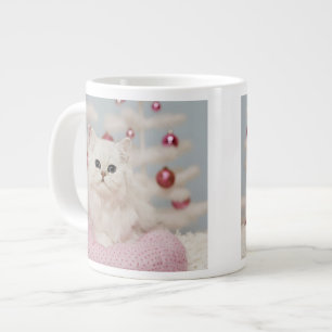 Persische Katze sitzt auf rosa Kissen Jumbo-Tasse