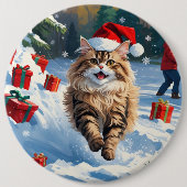 Persische Katze sitzt im Schnee mit Weihnachtshut Button (Vorderseite)