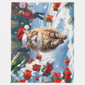 Persische Katze sitzt im Schnee mit Weihnachtshut Fleecedecke (Vorderseite)