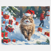 Persische Katze sitzt im Schnee mit Weihnachtshut Fleecedecke (Vorderseite (Horizontal))