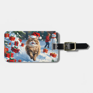 Persische Katze sitzt im Schnee mit Weihnachtshut Gepäckanhänger