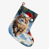 Persische Katze sitzt im Schnee mit Weihnachtshut Großer Weihnachtsstrumpf (Vorderansicht (hängend))