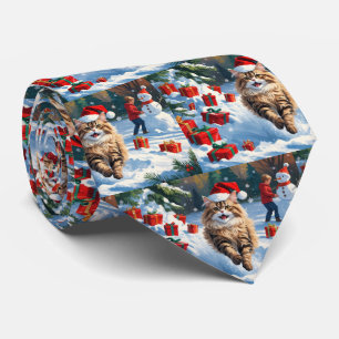 Persische Katze sitzt im Schnee mit Weihnachtshut Krawatte