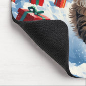 Persische Katze sitzt im Schnee mit Weihnachtshut Mousepad (Ecke)