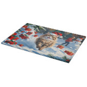 Persische Katze sitzt im Schnee mit Weihnachtshut Schneidebrett (Ecke)