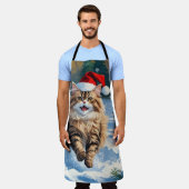 Persische Katze sitzt im Schnee mit Weihnachtshut Schürze (Getragen)