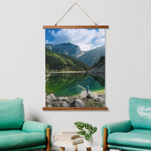 Person am Bergsee Wandteppich Mit Holzrahmen