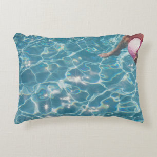 Person am Schwimmbad Dekokissen