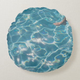 Person am Schwimmbad Rundes Kissen