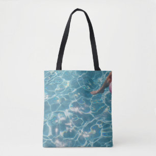 Person am Schwimmbad Tasche