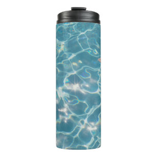 Person am Schwimmbad Thermosbecher