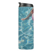 Person am Schwimmbad Thermosbecher (Nach rechts gedreht)