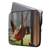 Person auf brauner Schaukel Laptopschutzhülle (Vorderseite Links)