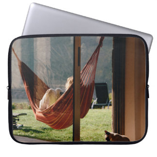 Person auf brauner Schaukel Laptopschutzhülle