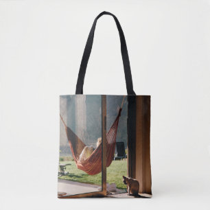 Person auf brauner Schaukel Tasche