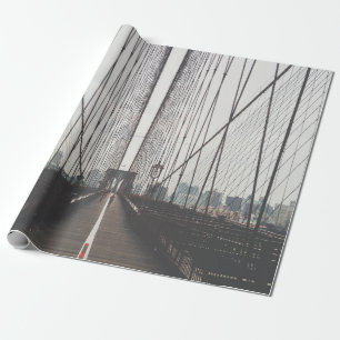 PERSON AUF BRÜCKE GESCHENKPAPIER