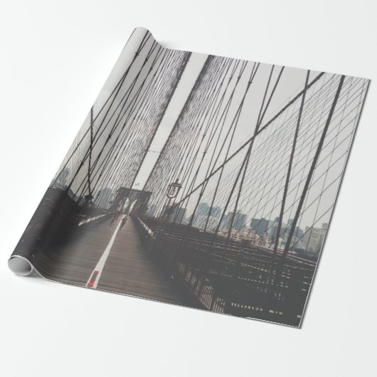 PERSON AUF BRÜCKE GESCHENKPAPIER (Ungerollt)