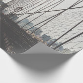 PERSON AUF BRÜCKE GESCHENKPAPIER (Ecke)