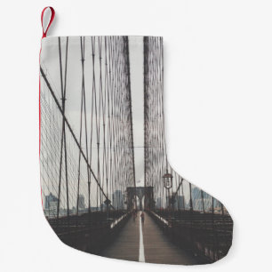 PERSON AUF BRÜCKE KLEINER WEIHNACHTSSTRUMPF