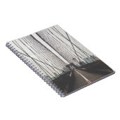 PERSON AUF BRÜCKE NOTIZBLOCK (Rechte Seite)