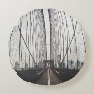PERSON AUF BRÜCKE RUNDES KISSEN