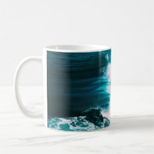 PERSON AUF DER SCHIFFFAHRT MIT OZEAN WAVES KAFFEETASSE