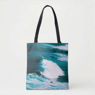 PERSON AUF EINEM SURFBOARD MIT MEERESWELLEN TASCHE