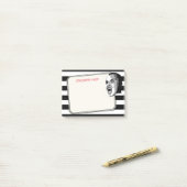 Person, die auf schwarzen Streifen auf irgendeiner Post-it Klebezettel (Auf Schreibtisch)