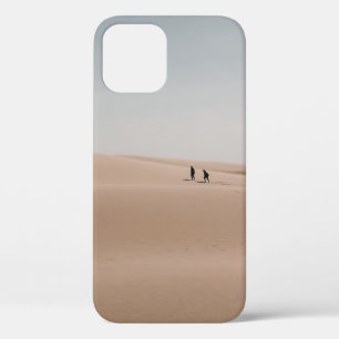 PERSON, DIE BEI TAGESLICHT ÜBER BRAUNEN SAND GEHT Case-Mate iPhone HÜLLE