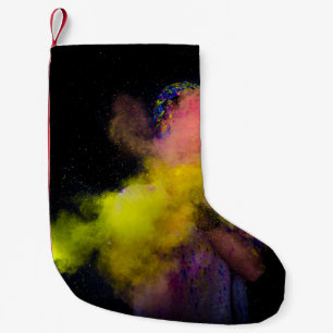 PERSON, DIE BUNTES PULVER WIRFT KLEINER WEIHNACHTSSTRUMPF