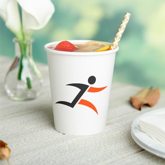 Person, die das Design ausführt Pappbecher