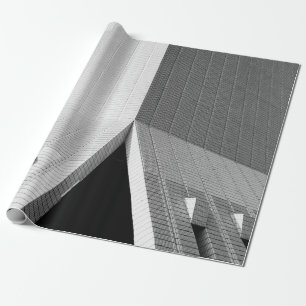 PERSON, DIE DIE GARTENTÜR DES GEBÄUDE BETREIBT GESCHENKPAPIER