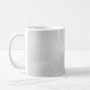 PERSON, DIE DIE GARTENTÜR DES GEBÄUDE BETREIBT KAFFEETASSE