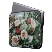 PERSON, DIE DIE ROTE BLUME UND PINKENBOUQUET BESIT LAPTOPSCHUTZHÜLLE (Vorderseite Links)