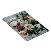 PERSON, DIE DIE ROTE BLUME UND PINKENBOUQUET BESIT NOTIZBLOCK (Rechte Seite)