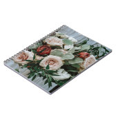 PERSON, DIE DIE ROTE BLUME UND PINKENBOUQUET BESIT NOTIZBLOCK (Linke Seite)