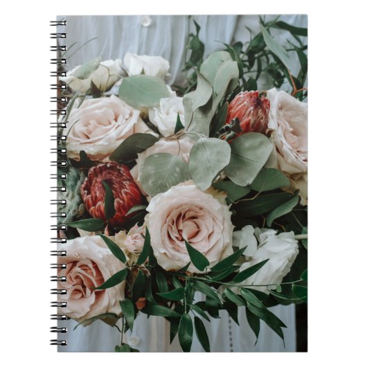 PERSON, DIE DIE ROTE BLUME UND PINKENBOUQUET BESIT NOTIZBLOCK (Vorderseite)