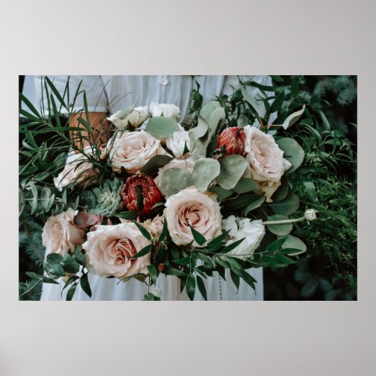 PERSON, DIE DIE ROTE BLUME UND PINKENBOUQUET HALTE POSTER (Vorne)