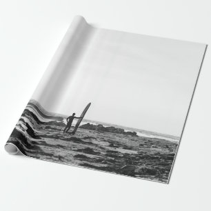 PERSON, DIE EINE FLÄCHE IN DER NÄHE DES WASSERKÖRP GESCHENKPAPIER