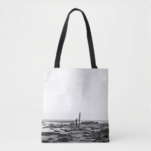PERSON, DIE EINE FLÄCHE IN DER NÄHE DES WASSERKÖRP TASCHE
