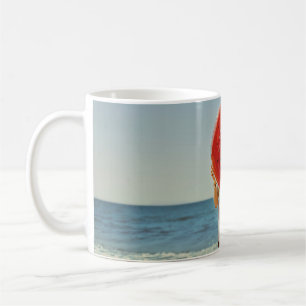 Person, die einen aufblasbaren Wassermelonring bes Kaffeetasse