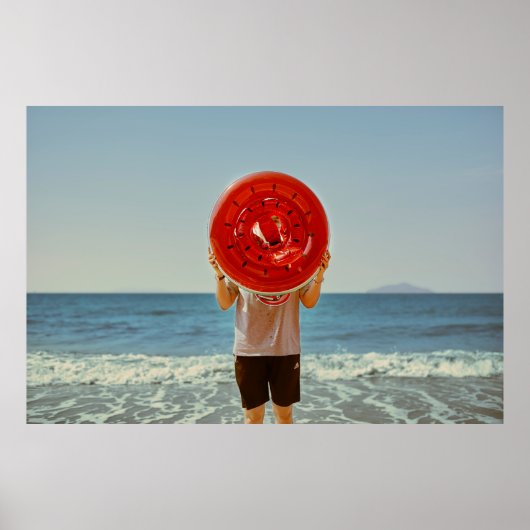 Person, die einen aufblasbaren Wassermelonring bes Poster (Vorne)