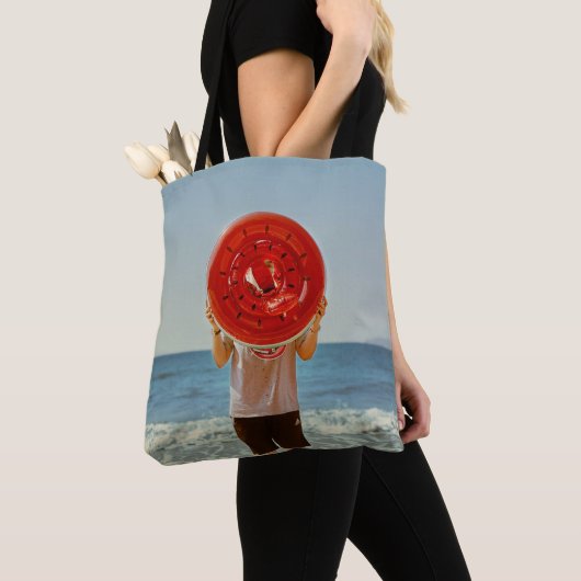 Person, die einen aufblasbaren Wassermelonring bes Tasche (Von Nahem)