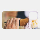 Person, die Eis auf Kegel hält Case-Mate iPhone Hülle (Rückseite (Horizontal))