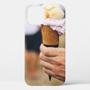 Person, die Eis auf Kegel hält Case-Mate iPhone Hülle
