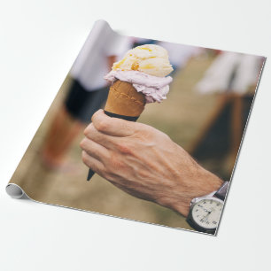 Person, die Eis auf Kegel hält Geschenkpapier