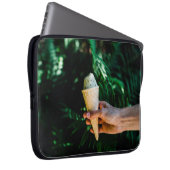 Person, die Eis hält Laptopschutzhülle (Vorne Rechts)