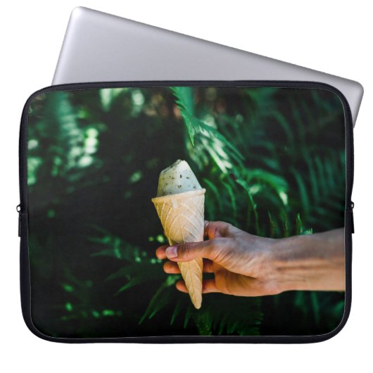 Person, die Eis hält Laptopschutzhülle (Vorderseite)