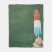 Person, die Eis Pop hält Fleecedecke (Vorderseite)